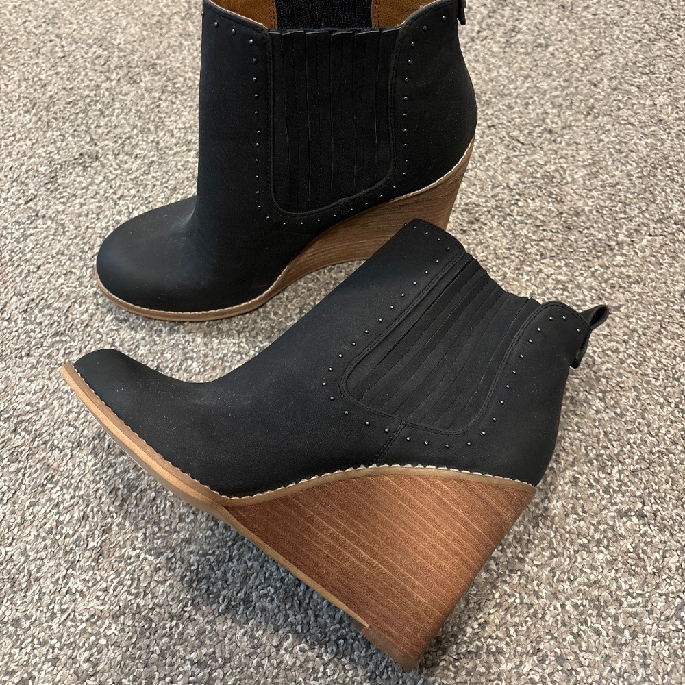 Brand new Melrose and Market wedge booties size 7